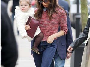 Laptáskát és gyereket szorít magához a legstílusosabb anyuka