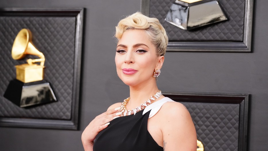 A húsruha már a múlté: Lady Gaga az elegancia megtestesítője a Grammy-gálán