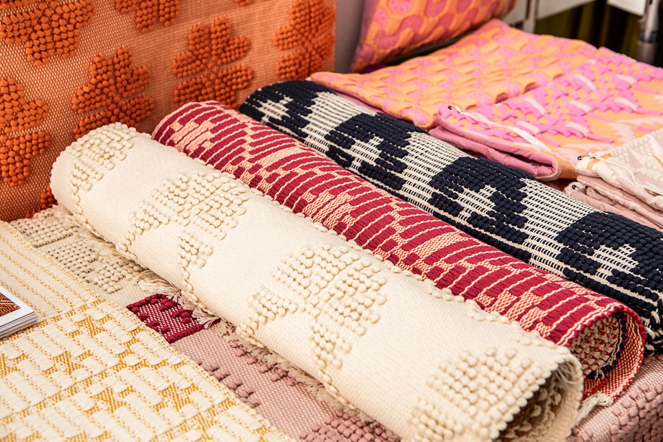 A Révész Eszter által tervezett textilek kiindulópontja a tradíció, a dizájn pedig az a nyelv, amit beszél