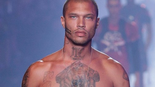 A ex-elítélt és a milliárdosnő félpucér fotóval tetté hivatalossá kapcsolatukat!