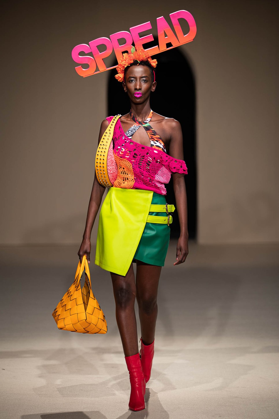 A kifutóról üzent a világnak Kerényi Virág - Látványos bemutatót láthatott a közönség a divathéten Budapesten