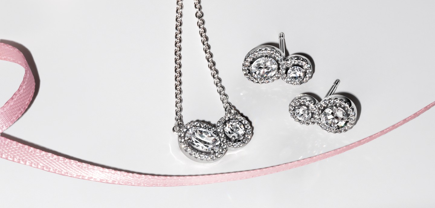 Ez a végtelen jel pedig gyönyörűen visszaköszön a Pandora anyák napi ékszerkollekciójának különböző darabjaiban