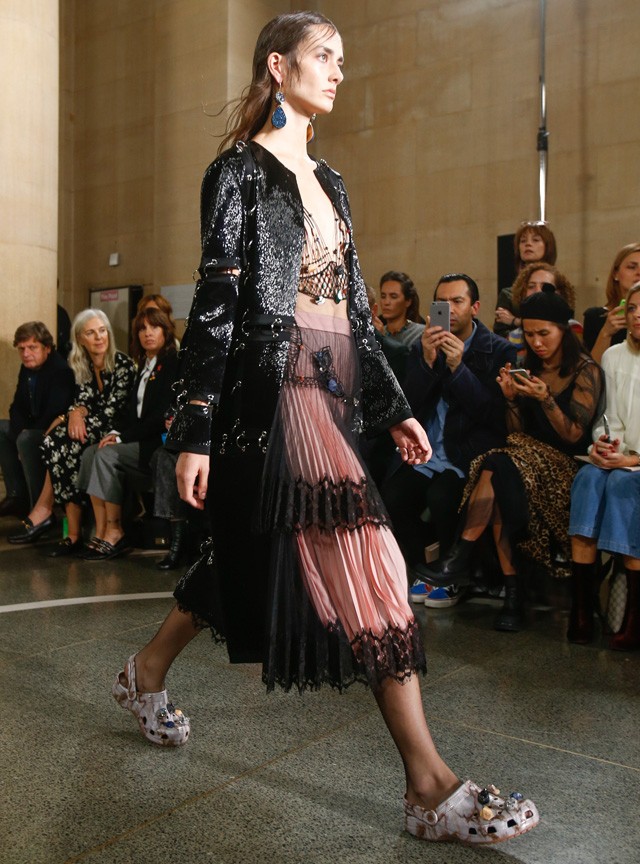 Christopher Kane 2017 tavasz, Crocs papuccsal