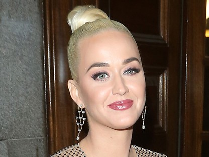 Katy Perry elég merészen dekoltált ruhában parolázott Károly herceggel