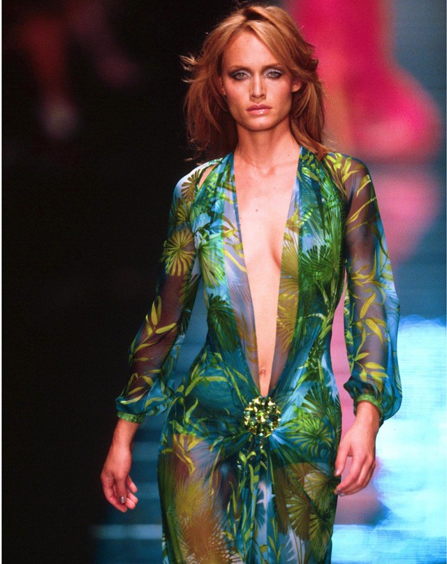 Amber Valletta a Versace bemutatóján 1999-ben