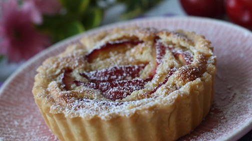 Ez a szilvás-mandulás tortácska lesz a mai kedvenc desszerted