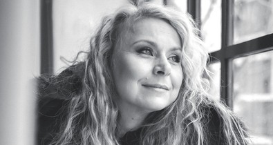 Szirtes Edina: „Mindenki választ magának egy álarcot, túlélésként”