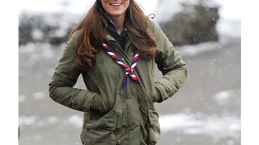 Katonai stílus, gumicsizma - Kate Middleton a cserkészeknél