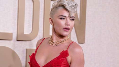 Florence Pugh lecserélte a meztelenruháját, és királynőnek öltözött