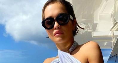 Rita Ora a legszexibb bikiniben karácsonyozik idén