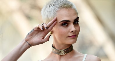 Cara Delevingne egy majommal az arcán új szintre emelte az inkognitó fogalmát