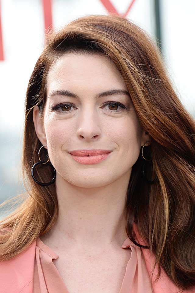 Annyira kockázatos egy ilyen szett, de Anne Hathaway-nek nem is állhatna jobban