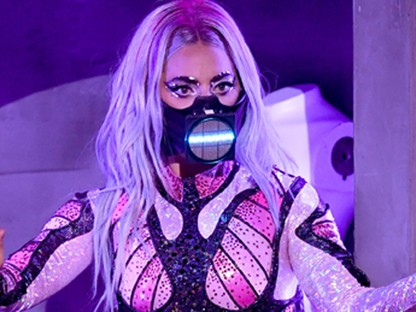 Lady Gaga 9 brutális szettben hirdette a maszkviselés fontosságát 