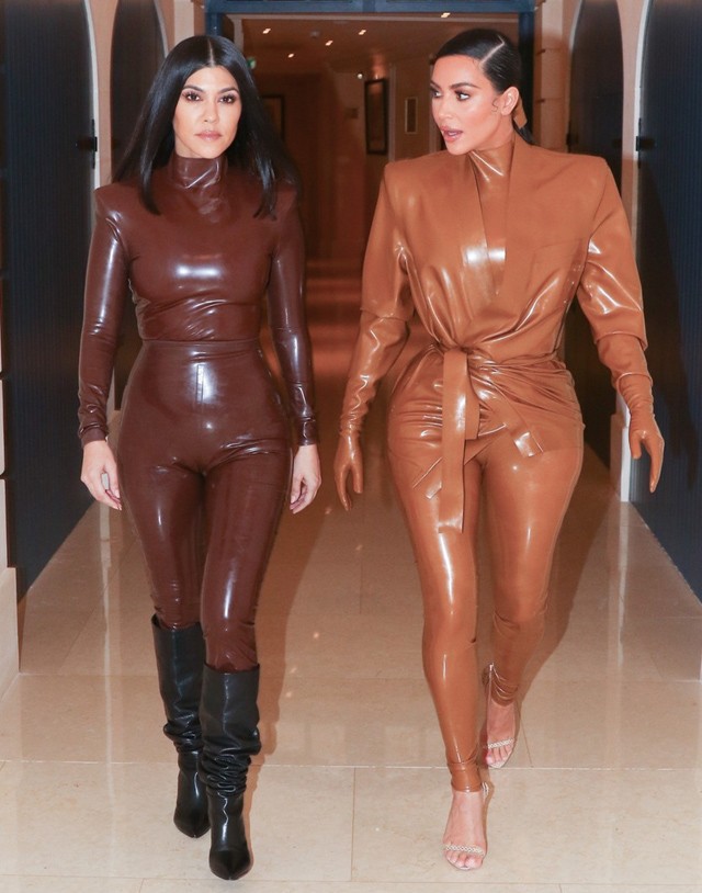 Kim Kardashian és Kourtney Kardashian párizsi latexshow-ja