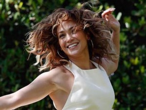 Jennifer Lopez gyönyörű kis fehér ruhában, még ugrás közben is tökéletes