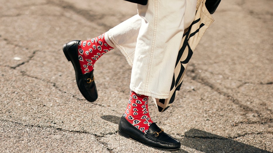 Lehet, hogy a piros zokni volt a tavalyi év legváratlanabb trendje, ennek ellenére egyértelműen egy jól alkalmazható stílusról van szó, ami velünk marad tavasszal is