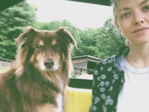 Így lazít Amanda Seyfried kutyusával hétvégén