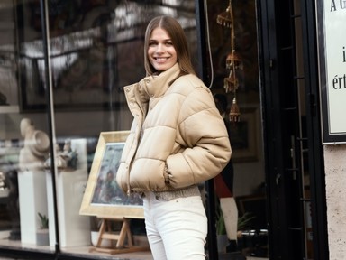 A modell megmutatja a barátnős kabátját