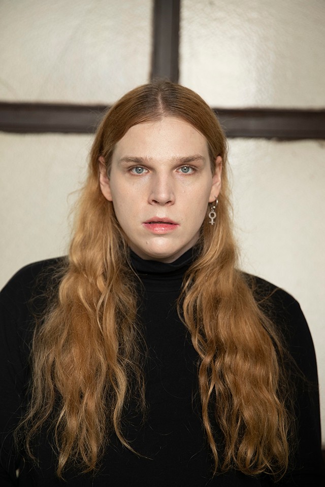 Genderkérdés és elfogadás: Interjú a Londonban élő tehetséges magyar tervezővel, Kis-Juhász Fábiánnal