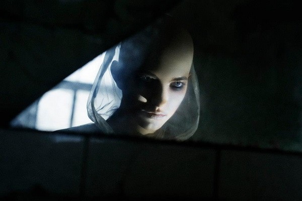 Fotó: Csoboth Edina, Modell: Barabás Henriett/Attractive, Styling: Frák Péter, Smink: Kunkuma Drucker, Fodrász: Vörös Anett /Microphone Hair, Fotóasszisztens: JámborZsófi, Tipo: Liziczai RékaRuhák : Napsugar von Bittera, Nora Sarman, Vivienne Westwood, ASOS, Mellow Yellow, Aldo, Zara & Vintage Pieces