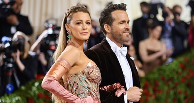 Blake Lively a szemünk előtt változott át a vörös szőnyegen a Met gálán