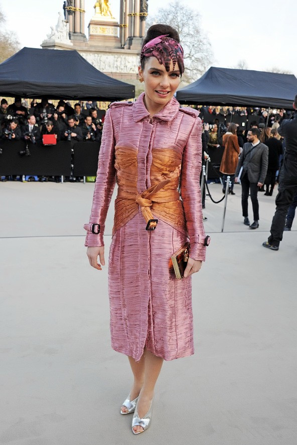 Nil Karaibrahimgil legalább megtanítja az angoloknak, hogyan írják a török neveket. A török énekesnő egy izgalmas, gyűrt selyemkabátot választott és merész fejdísszel viselte. Lehengerlő!