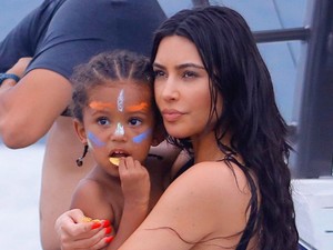 Ez forró: Kim Kardashian fürdőruhája brutálszexi