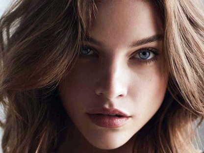 Palvin Barbara trükkös fehérneműben szexizik