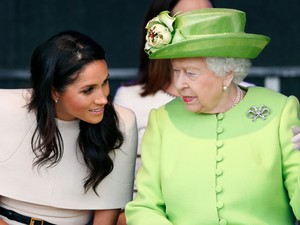 Erzsébet királynő nem finomkodott: ezzel a két brutális szóval kritizálta Meghan Markle esküvői ruháját