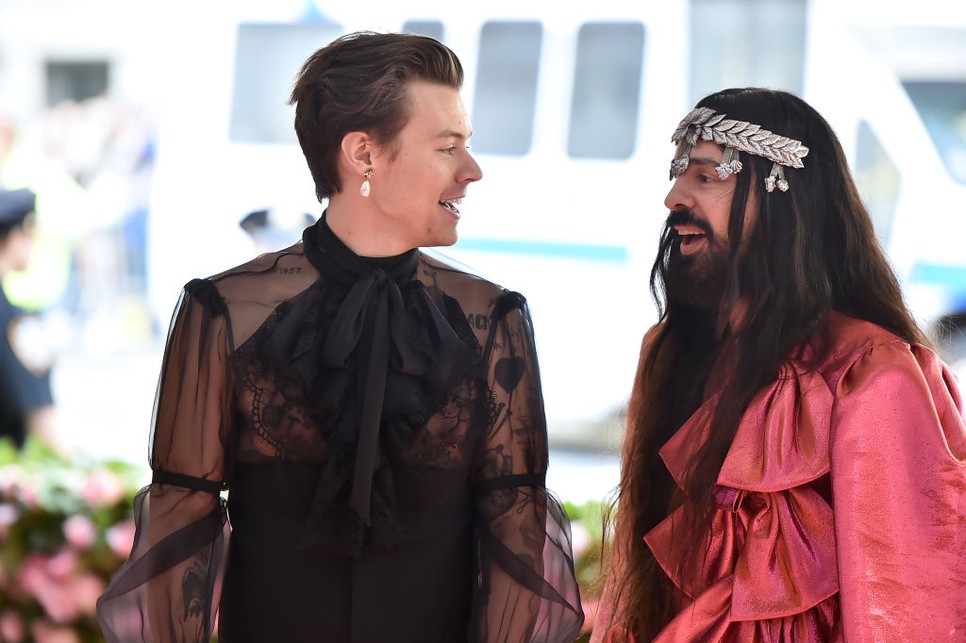 Harry Styles és Alessandro Michele alátámasztották, hogy az ékszer ugyanúgy a férfiaké mint a nőké