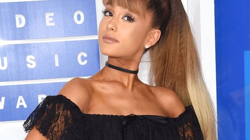 Rengeteg világsztárral tér vissza Ariana Grande a terrorcselekmény helyszínére