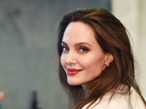 Soha nem találod ki, hogy ki Angelina Jolie asszisztense