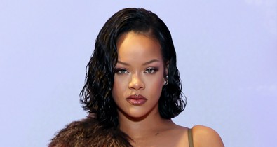 El sem hisszük, de újra divat: visszatért gyerekkorunk szandálja, megőrülnek érte a sztárok