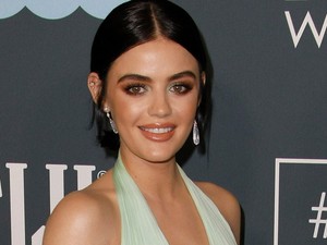 Lucy Hale köldökig kivágott mentaszínű ruhája maga a csoda