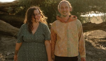 Mesébe illő szerelmi történet egy illusztrátor és egy keramikus találkozásáról, ami egy közös vállalkozásban teljesedett ki