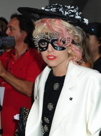 Lady Gaga sokkoló szerelésben érkezett.