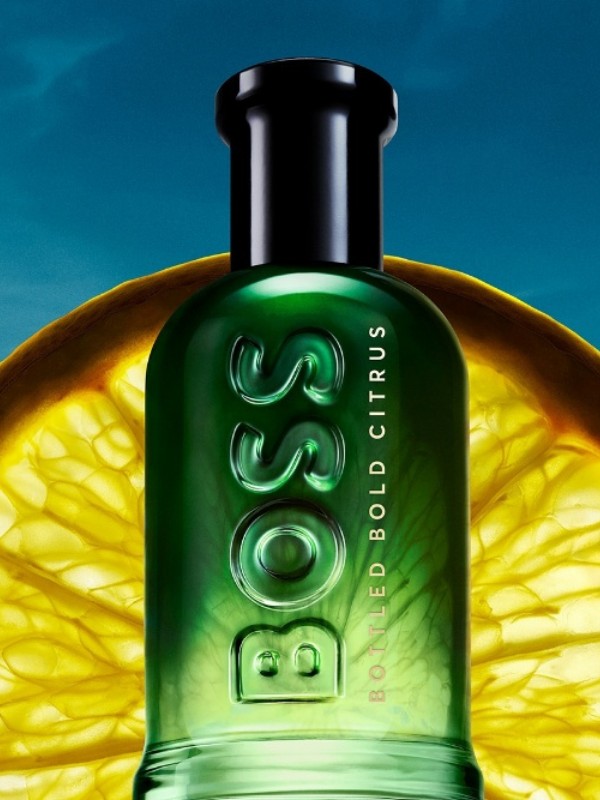 Az üde Primofiore citrom és fűszeres bergamott zamatos jegyeivel berobbanó Boss illatot a szívjegyben lüktető elemi esszenciális olaj és a bourbon geránium esszencia természetes zöld aromája egyensúlyozza ki. Bottled Bold Citrus HUGO BOSS 39 490 Ft/50 ml (789,8 Ft/1 ml)