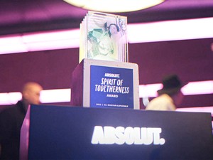 Egyedülálló művészi kollaboráció keretében vezették be az új, limitált kiadású Absolut vodkát a 06. Magyar Klipszemlén