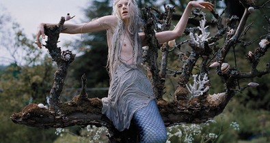 Sátáni pizza, sellő az ágyban, sérült modellek - bizarr divatanyagok