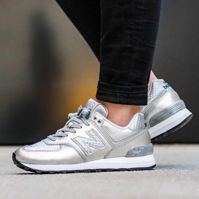 Az 1988-ban két New Balance modell ötvözéséből kifejlesztett modell igazi klasszikussá nőtte ki magát és vált az eredetiség szimbólumává az évek során. NIKE New Balance 574, 31 990 Forint, GLAMOUR-napokon 25 592 Forint.