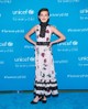 Millie Bobby Brown az UNICEF 2016-os, New York-i gáláján egy virágmintás maxi ruhában vonult fel, amit a nyakánál és a derekánál fekete csipke tett izgalmassá. A 12 éves sztár rövid frizuráját lazán oldalra fésülték, a smink pedig korához mérten minimális maradt. Kevesen tudják, de nem sokkal azelőtt, hogy megkapta Eleven szerepét a Stranger Things-ben, egy neves casting igazgató azt mondta neki, hogy „túl érett” Hollywoodhoz. Millie ekkor annyira elkeseredett, hogy komolyan fontolgatta, hogy végleg felhagy a színészettel.
