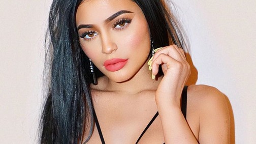 Kylie Jenner luxusfejhallgatót reklámoz, ki más?