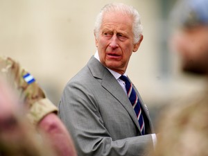 Károly király egyszerre üzent fiának és öccsének ezzel a húzással