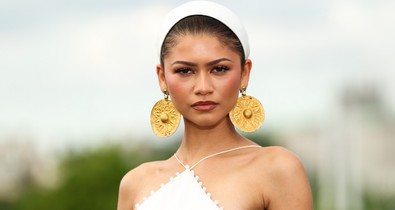 Zendaya fenékig kivágott ruhában pózol, melltartót sem vett meztelenruhája alá a gyönyörű színésznő