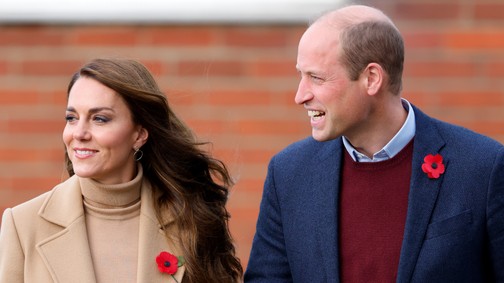 Videón, ahogy Vilmos herceget kizökkenti egy hercegnőnek öltözött kislány