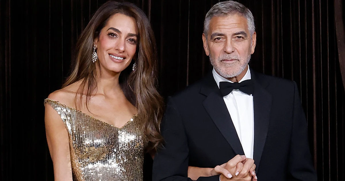 Amal Clooney élete legszebb ruhájában lépett a vörös szőnyegre, csak úgy ragyogott George Clooney mellett
