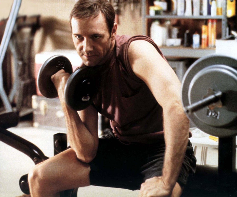 Lester Burnham az Amerikai szépségben klasszikus, külvárosi apukaként kétségbeesetten próbálja visszaszerezni a fiatalságát, a szabadságot és a kontrollt az élete felett