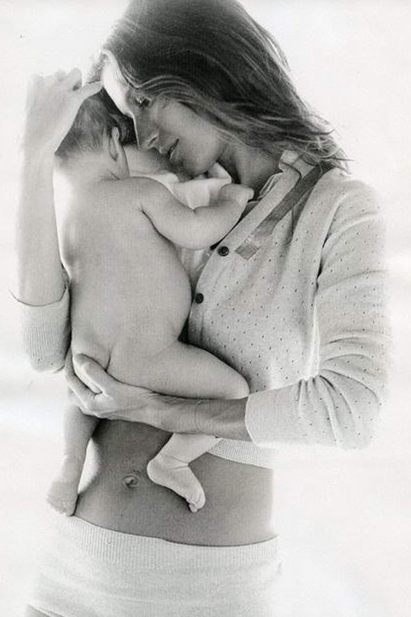 Gisele első gyermekével a Vogue magazinban