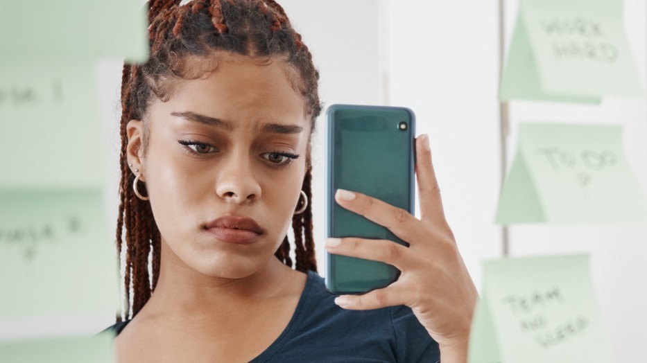 A rivaldafény-effektus megkeserítheti az életed, de a jó hír, hogy tehetsz azért, hogy ne ess a csapdájába