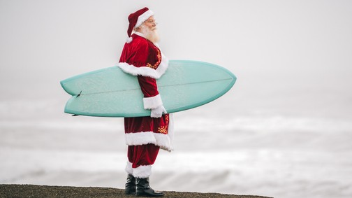 Szörfdeszkán érkezik a Télapó, ilyen az ausztrálok és az ausztráliai magyarok karácsonya